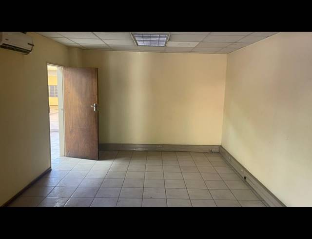 2,100M² WAREHOUSE TO LET IN PARAMOUNT ESTATE